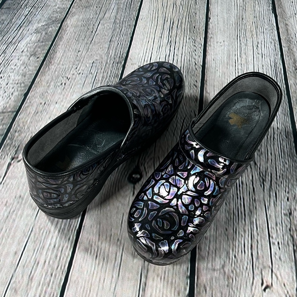 GUC Blue/Purple Embossed Flowers Dansko Clogs. Size 39.